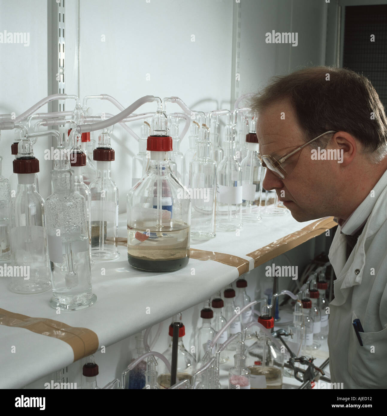 Prüfung der Forschung Experiment bestimmen das Schicksal der Chemikalien in Wasser und sediment Stockfoto