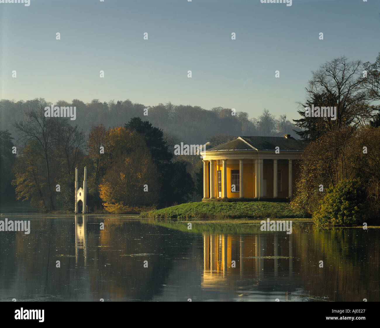 Blick auf den Tempel der Musik noch Seewasser am West Wycombe Park Buckinghamshire umgeben Stockfoto