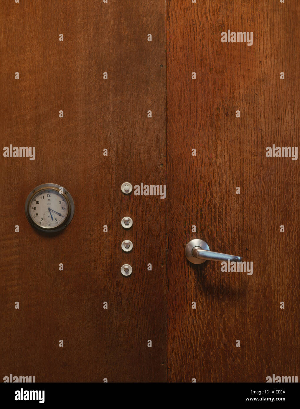 Details der Tür Griff Lightswitches und Uhr, gebaut in der Wand des Wohnzimmers an 2 Willow Road Hampstead London Stockfoto