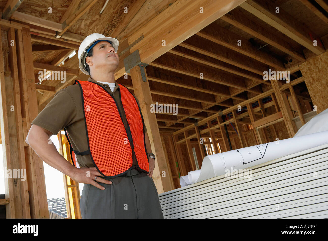 Bauarbeiter stehend, Hände an Hüfte, am Bau Website Stockfoto