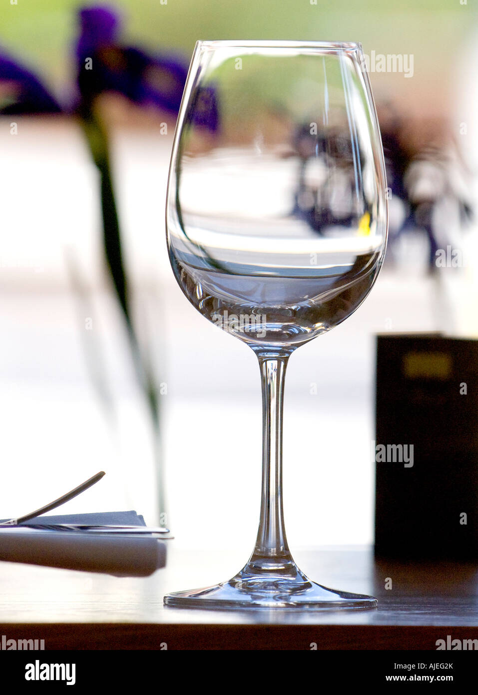 Ein leeres Weinglas auf einem Tisch im Restaurant Bild von Jim Holden. Stockfoto