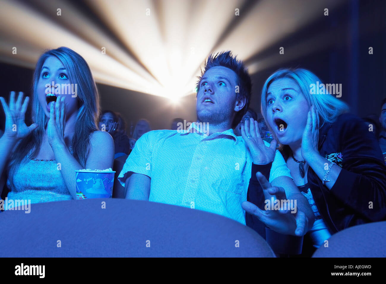 Junge Menschen schreien, Horror-Film im Theater Stockfoto