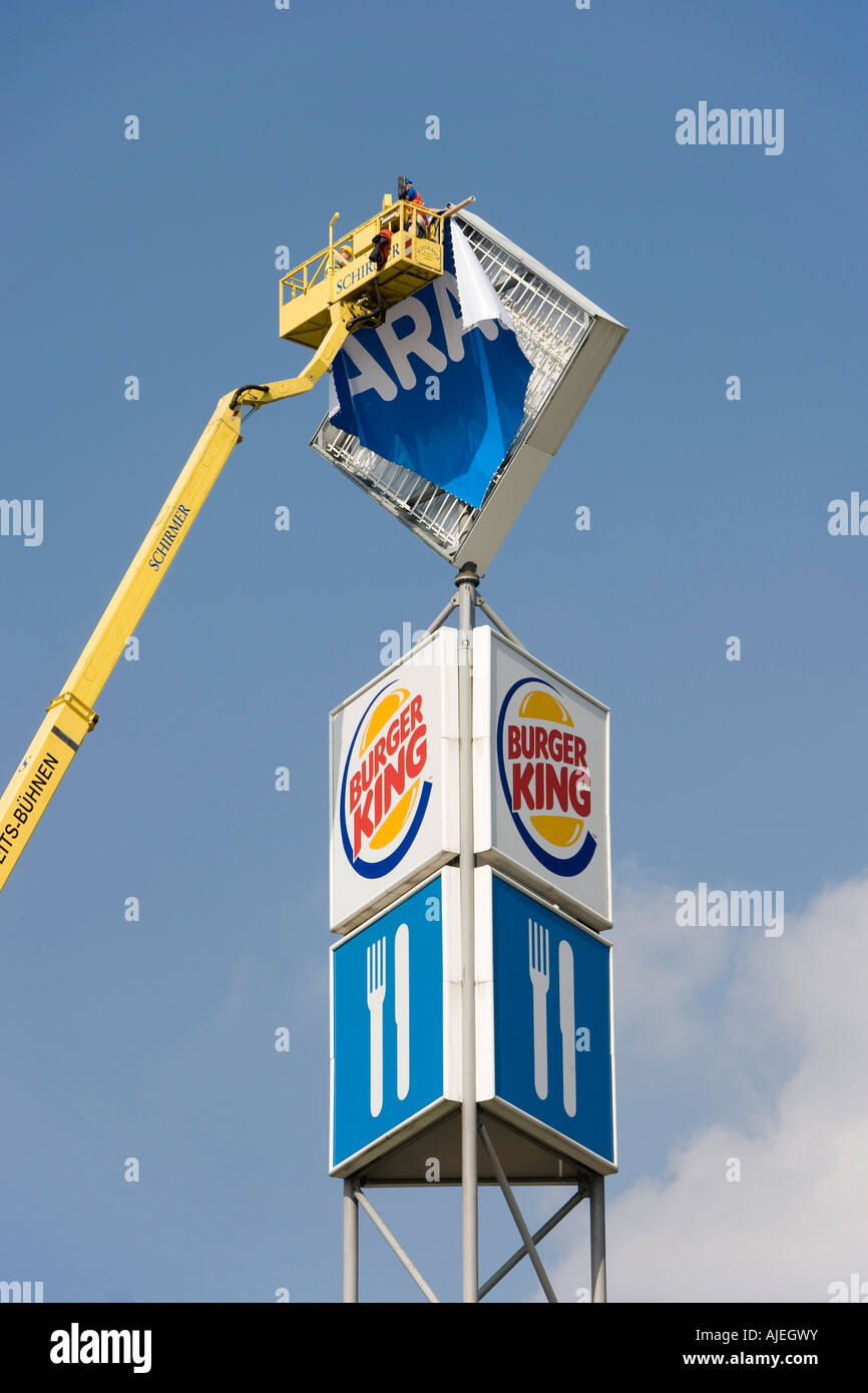 Installation von ARAL Logo an einer Autobahnraststätte mit einem Kran. ARAL ist das beliebteste Mineralöl-Unternehmen in Deutschland Stockfoto