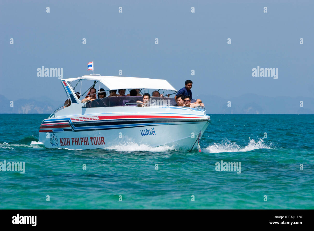 Tag Reise Touristenboot Kraft kommt in der Nähe von Ao Nang Resort Thailand Insel Ko Tup Stockfoto