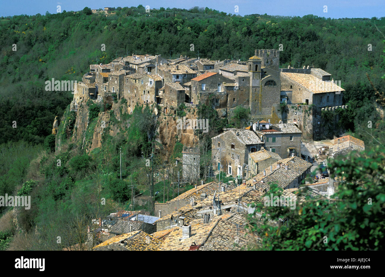 Calcata ein mittelalterliches Dorf auf einem Felsen im Tal Treja gebaut Stockfoto