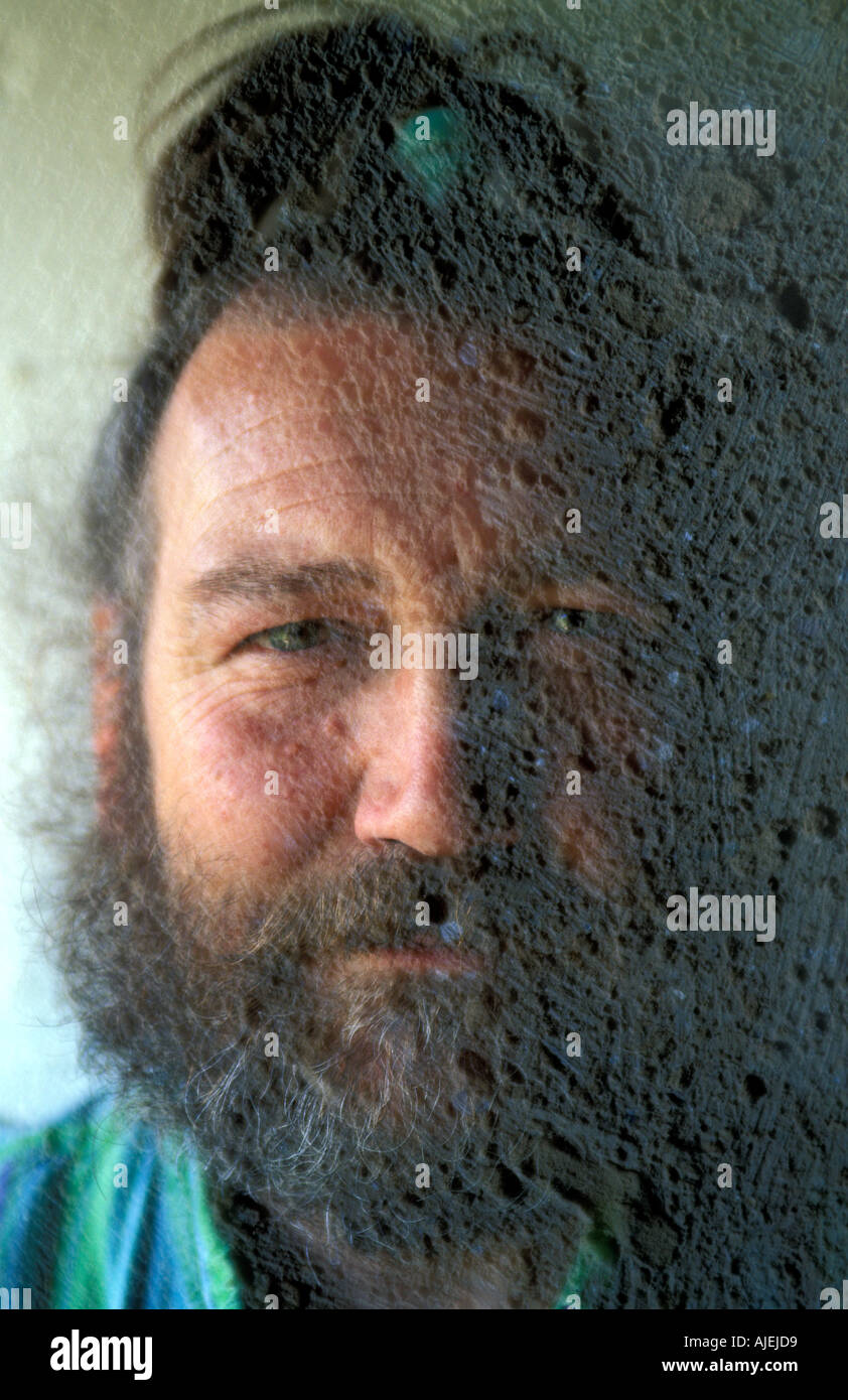 Calcata Künstler Constantino Morosin und das Material arbeitet er mit Tuffstein Stockfoto