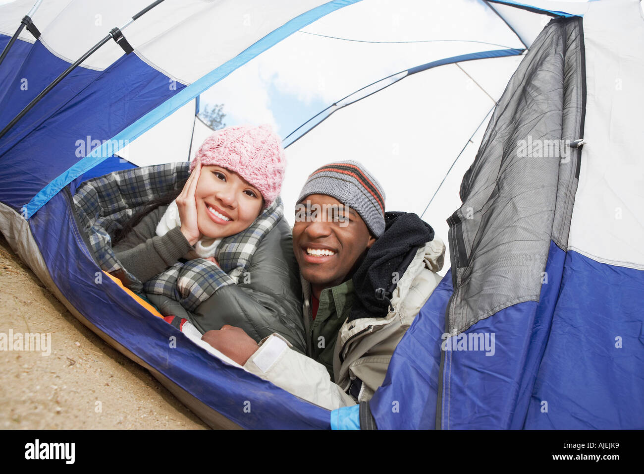 Paar in warme Kleidung, liegend im Zelt Stockfoto