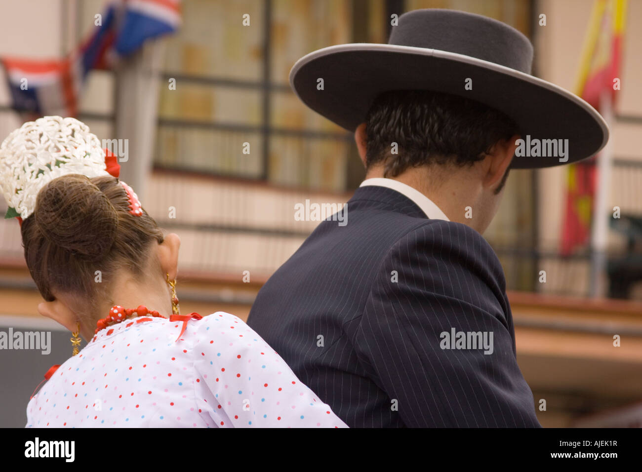 Torremolinos Costa del Sol Malaga Provinz Spanien Torremolinos Feria de San Miguel paar auf dem Pferderücken im spanischen Kleid Stockfoto