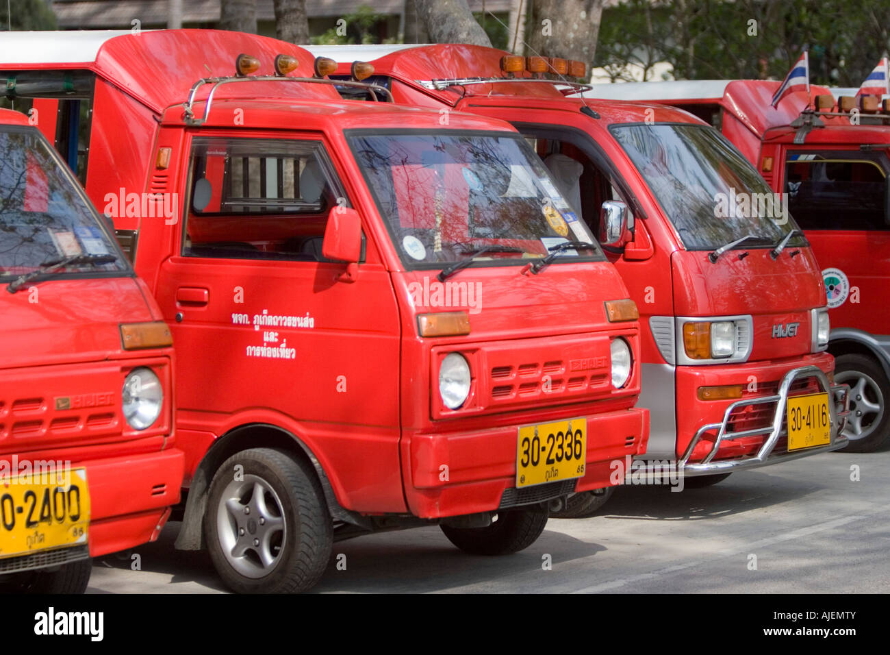 Reihe von roten Tuk Tuk Anteil taxis Kata Beach Phuket Thailand Stockfoto