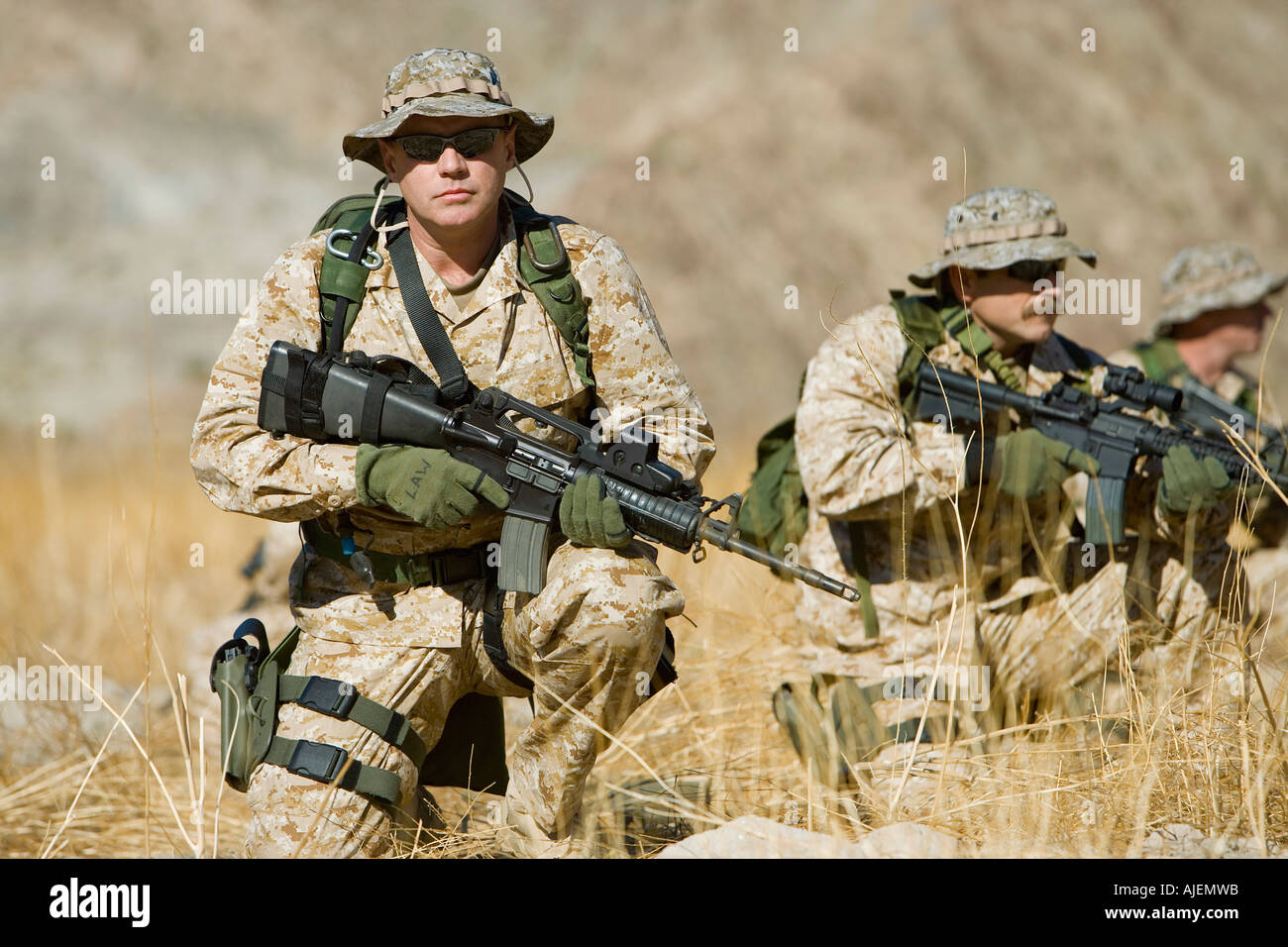 Soldaten mit Gewehren in Feld Stockfoto