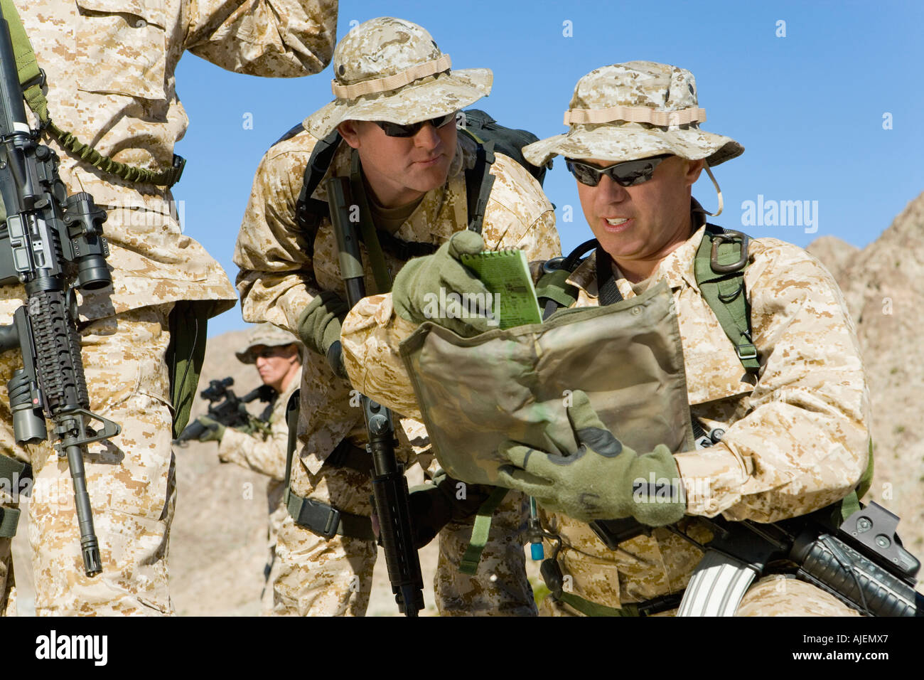 Soldaten, die Pläne, im Freien Beratung Stockfoto