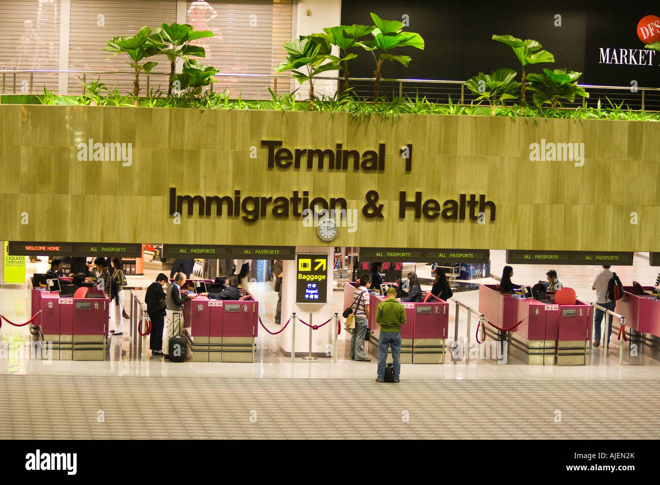 Einwanderung und Gesundheit Inspektion Zähler Singapore Changi International Airport Stockfoto