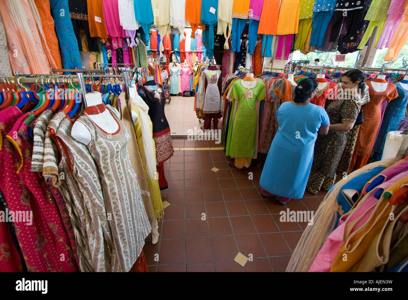 Bunten Sari Kleidung speichern wenig Indien Singapur Stockfotografie - Alamy