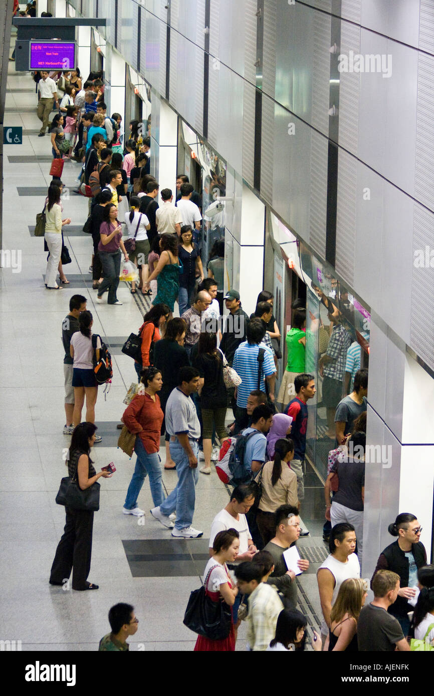 Menschen Sie boarding und spannende MRT U-Bahn U-Bahn-Plattform Bahnhof Singapur Stockfoto