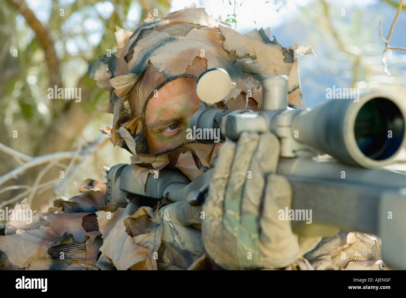 Soldat mit dem Ziel, durch Visiereinrichtung, im Freien, (Nahaufnahme) Stockfoto
