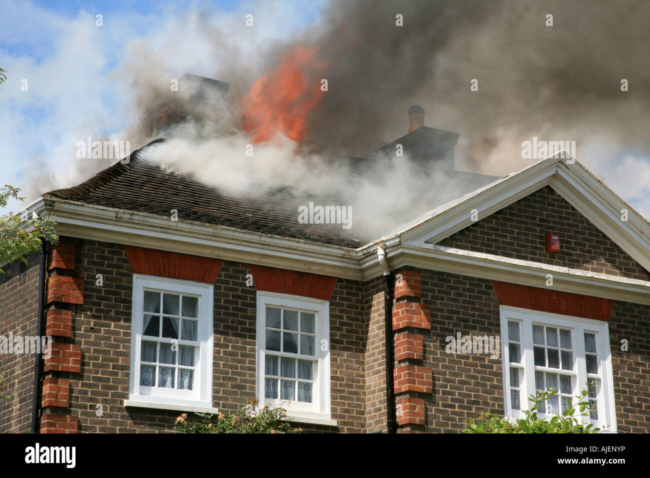 Brennende Raucher- und Flammen springen von schwelende Glut Dach auf Feuer Duing Housefire in Tunbridge Wells kent Stockfoto