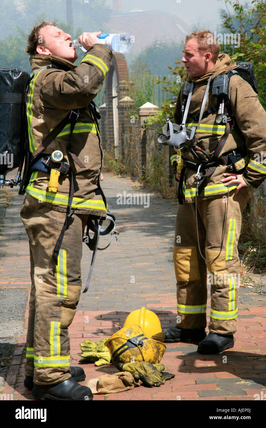 Feuerwehrleute Trinkwasser wells während putting out Housefire in Tunbridge Kent-England-Großbritannien Stockfoto