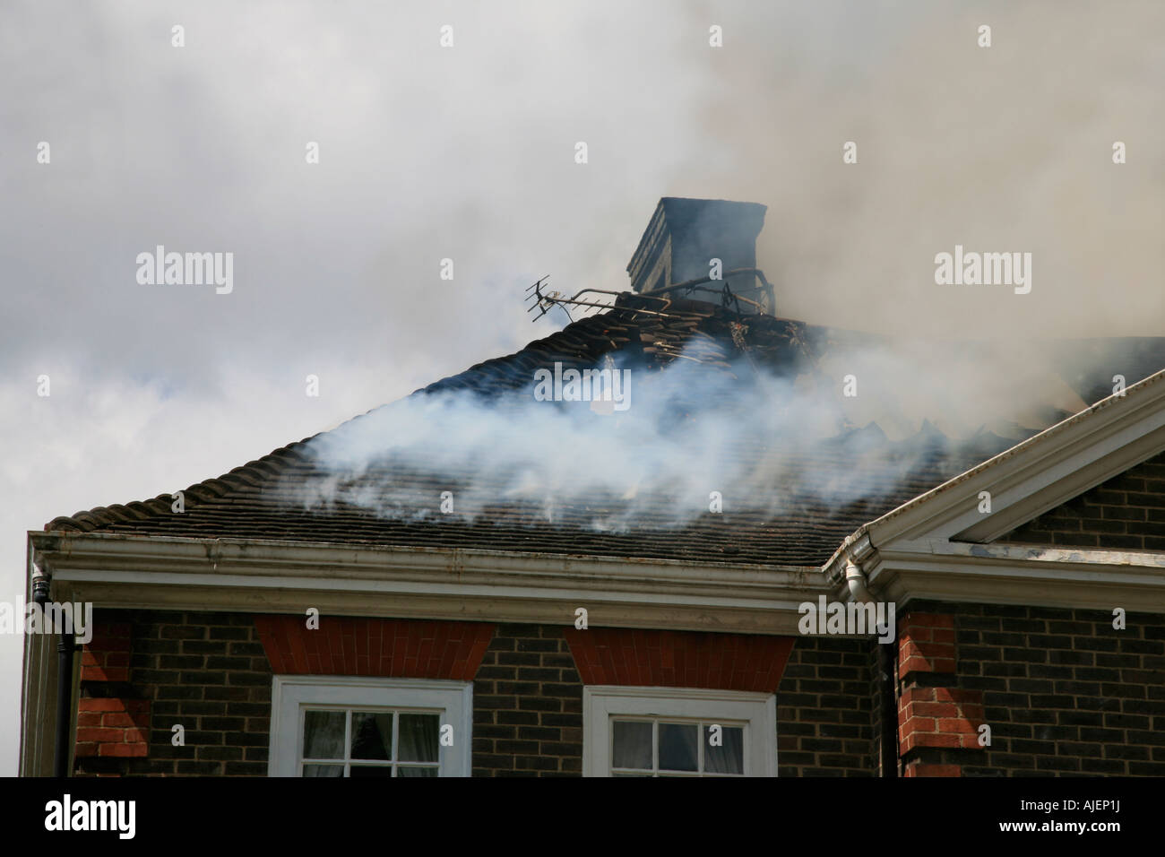 Schwelende Dach Dachboden Glut Aaftermath von einem Housefire in Tunbridge Wells Kent England Großbritannien Stockfoto