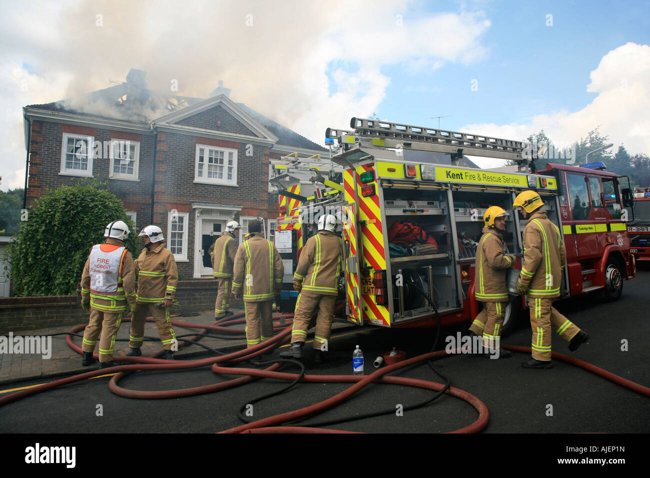 Feuerwehr Feuerwehr und Außerbetriebnahme eines Housefire in Tunbridge Wells Kent England vereint kin Stockfoto