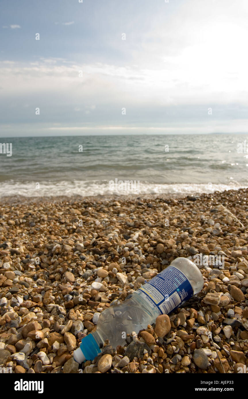Plastikflasche wurde an einem Kieselstrand angespült Stockfoto