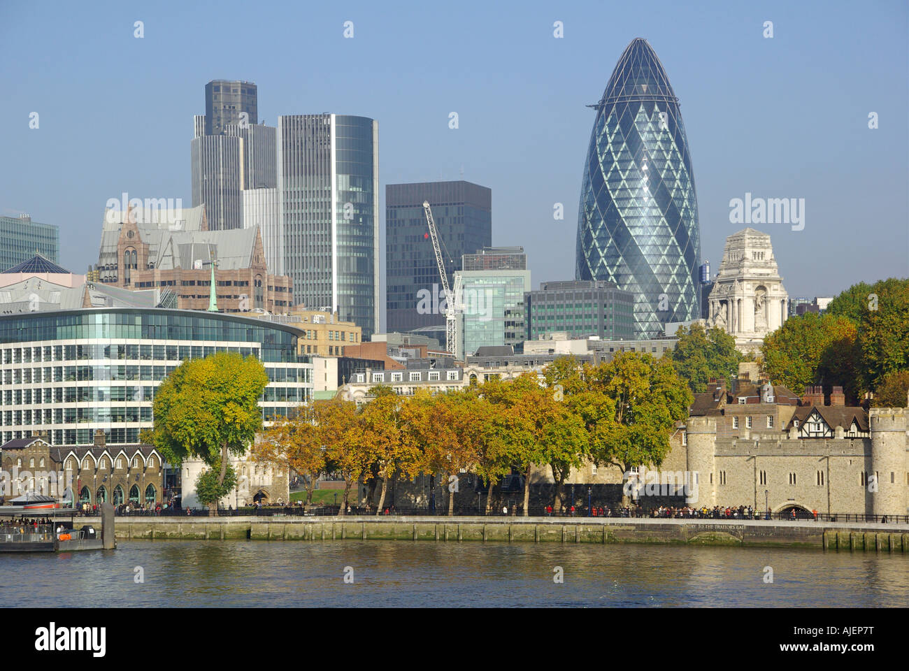 Stadt London Skyline beinhaltet neue Willis Gebäude Stand Oktober 2007 gesehen jenseits Herbstfärbung im Tower von London Stockfoto