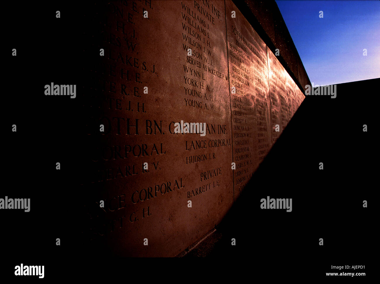 MENIN GATE MEMORIAL YPERN IEPER BELGIEN 24. JULI 2002 Stockfoto