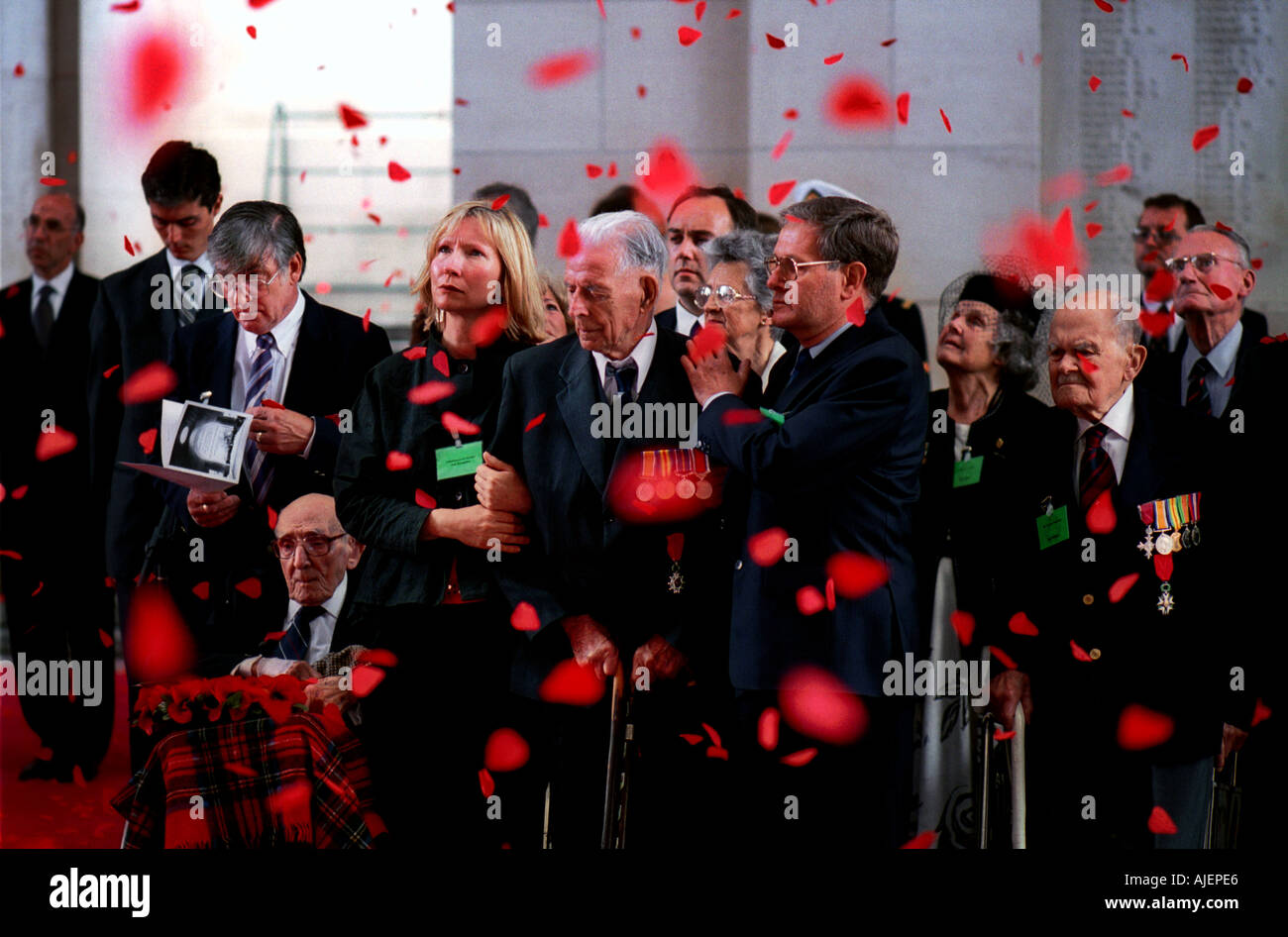 MENIN GATE MEMORIAL 75. STADTBEFREIUNG ZEREMONIE YPERN BELGIEN 24.07.2002 L-R JACK DAVIS 107 HARRY PATCH 104 UND ARTHUR HALESTRAP Stockfoto
