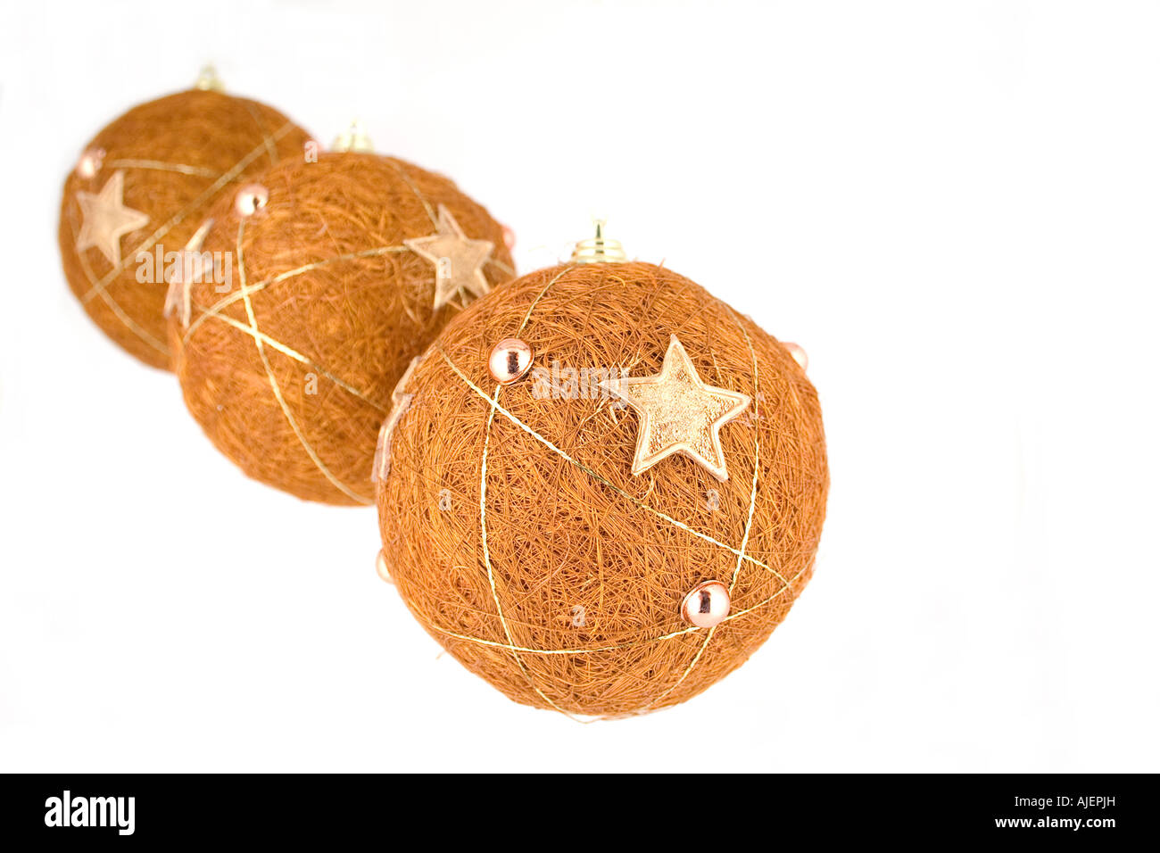 drei Weihnachten Kugeln hängen und isoliert auf weiss Stockfoto