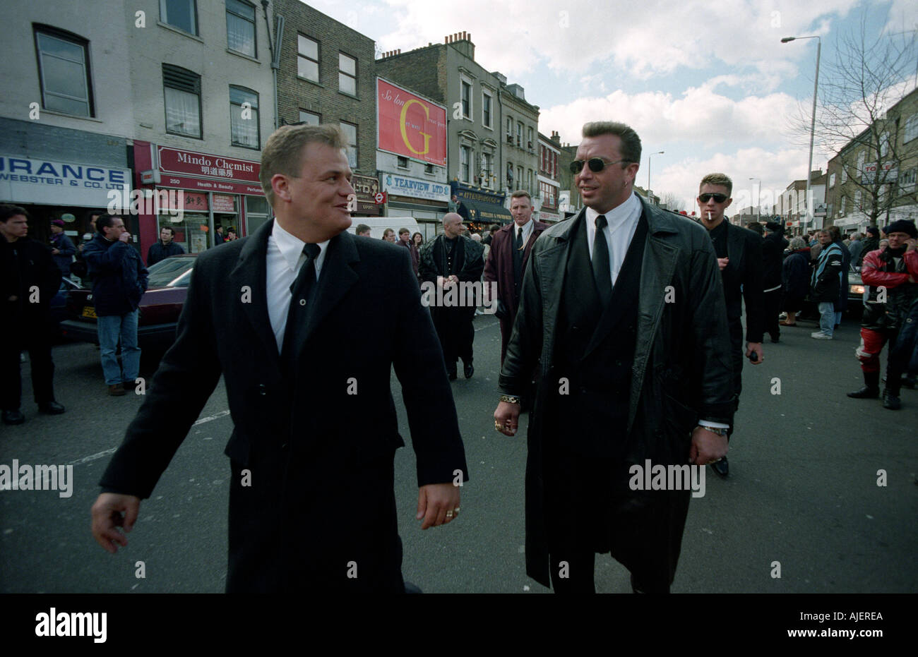 Gangster Ronnie Krays Beerdigung in Bethnal Green im East End von London. 1995 Stockfoto