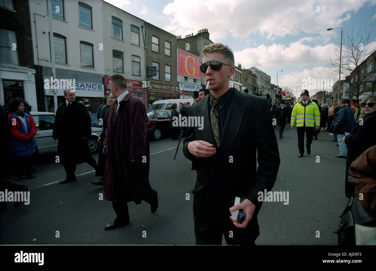 Gangster Ronnie Krays Beerdigung in Bethnal Green im East End von London. 1995 Stockfoto