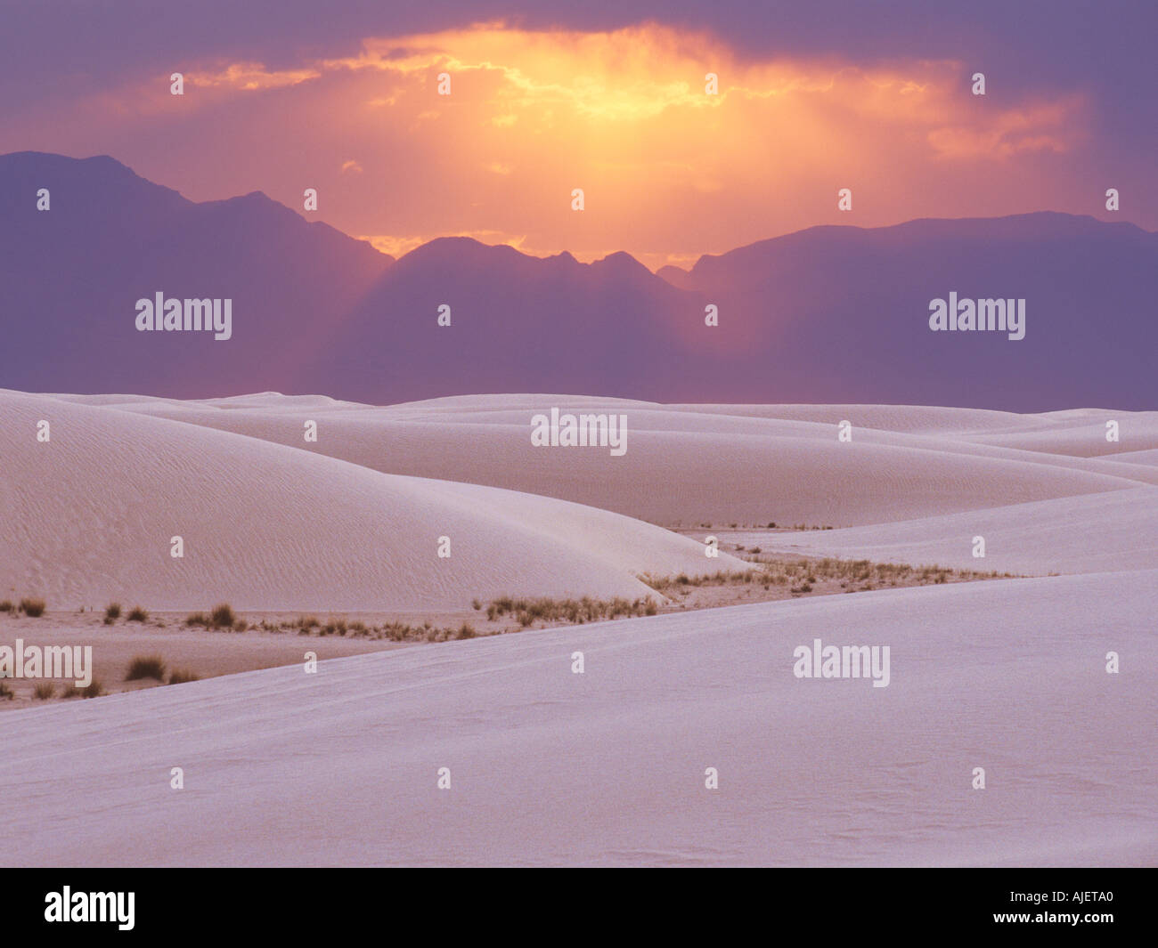 Gott Strahlen durch Gewitterwolken San Andres Mountains aus den Herzen der Dünen White Sands National Monument New Mexico USA Stockfoto