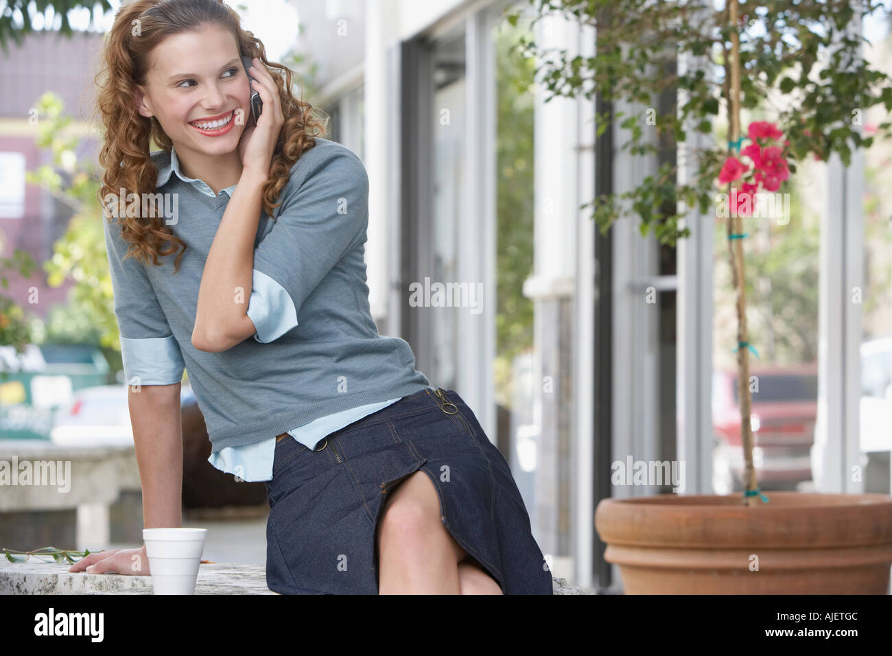 Junge Frau mit Handy im freien Stockfoto