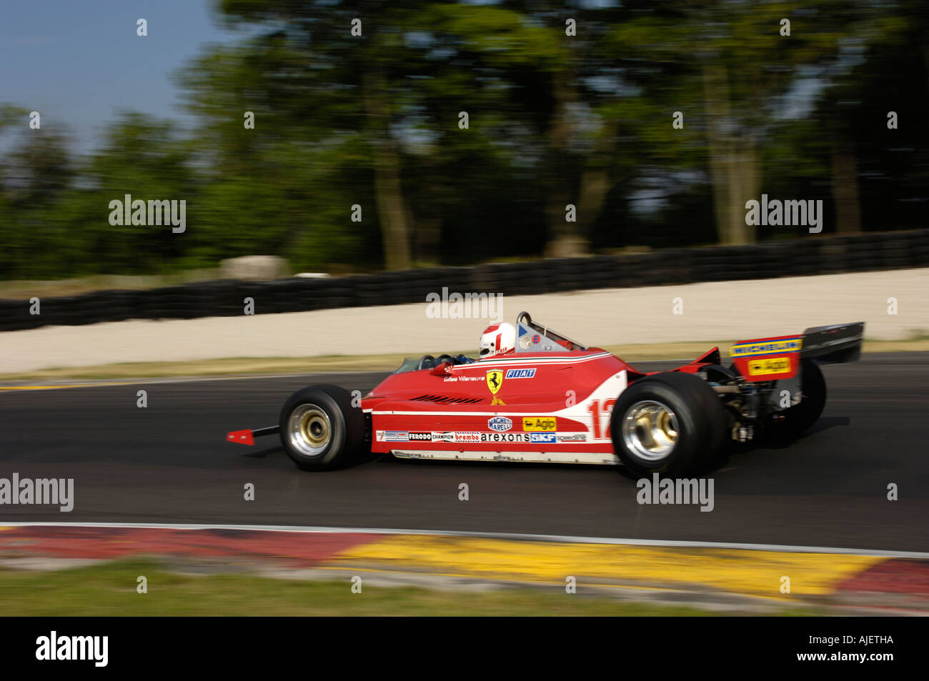 Bob Baker Rennen seine 1979 Ferrari 312T4 Formel-1-Rennwagen bei der 2006 Kohler International Challenge mit Brian Redman Stockfoto