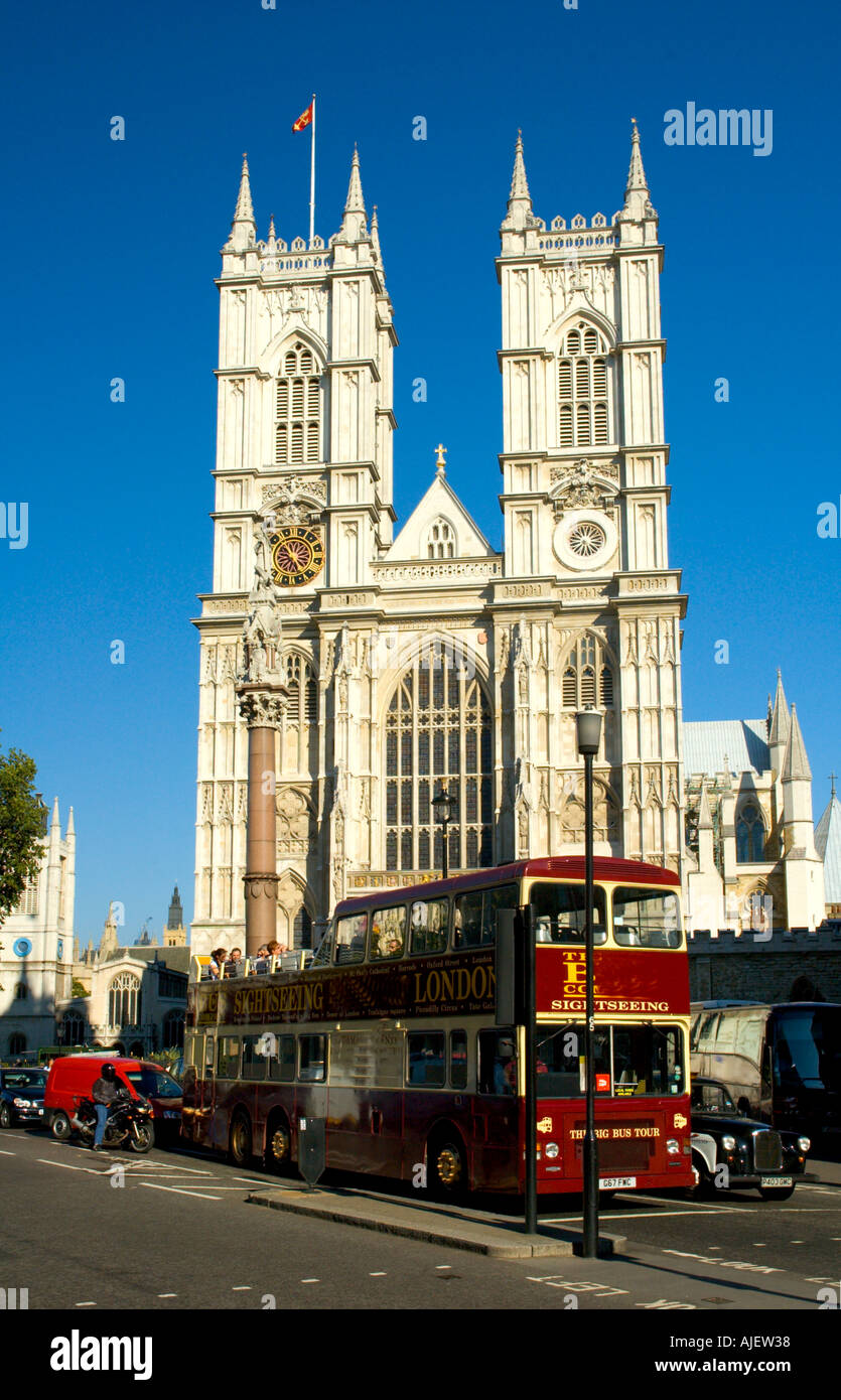 Sightseeing-Bus vorbei an Westminster Abbey Kirche Parliament Square central London England UK Stockfoto