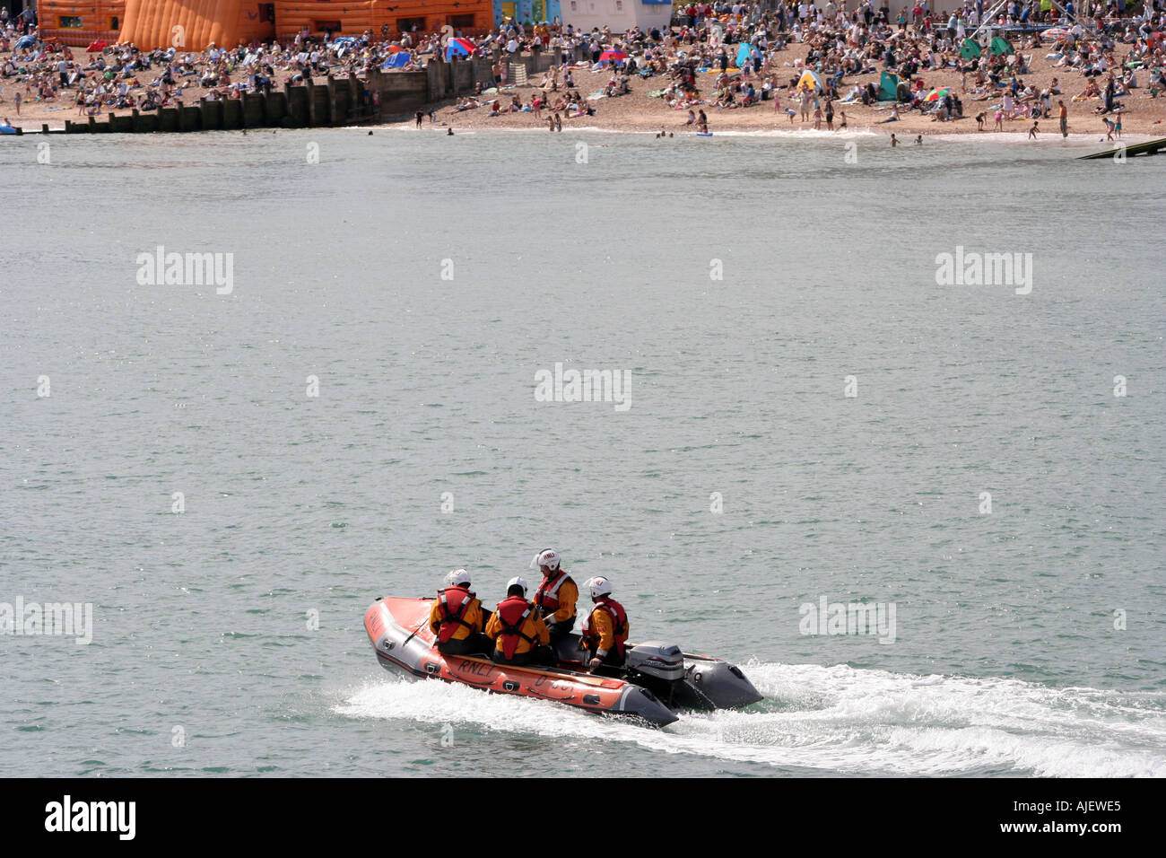 RNLI-Rettungsboot patrouillieren die Küstenlinie in Eastbourne Strand Sussex UK R N L ich inshore Rettungsboot Modell d 603 Stockfoto