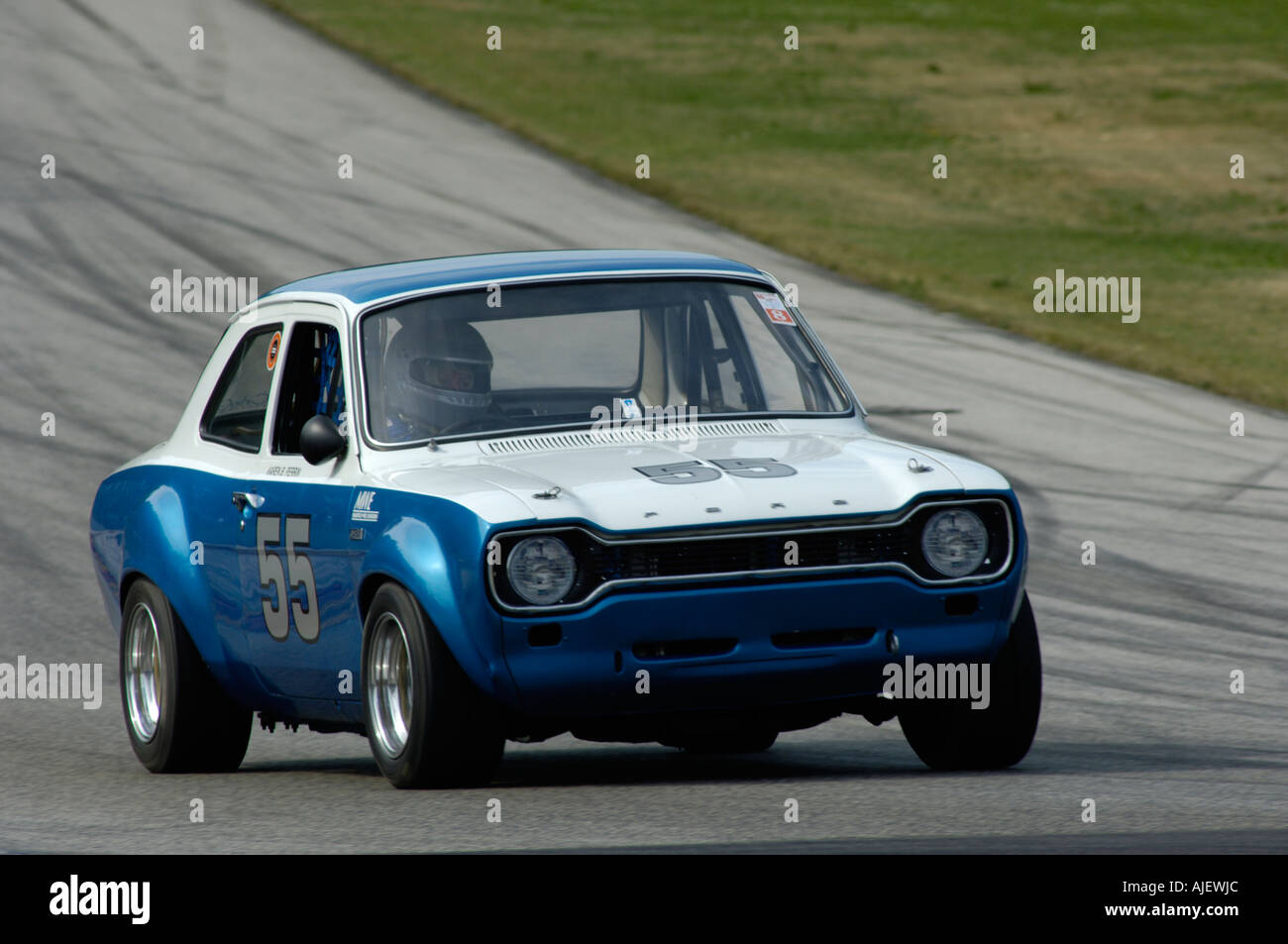 Karen Perrin Rennen ihr 1969 Ford Escort RS1600 bei der 2006 Kohler International Challenge mit Brian Redman in Road America Stockfoto