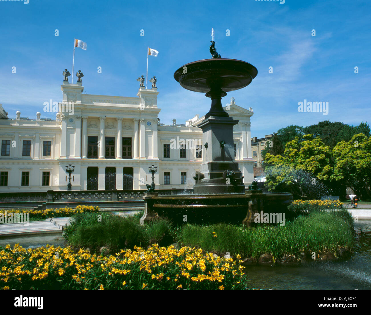 Blumenbeet, Brunnen und Universitätsgebäude, Lund, Skåne, Schweden. Stockfoto