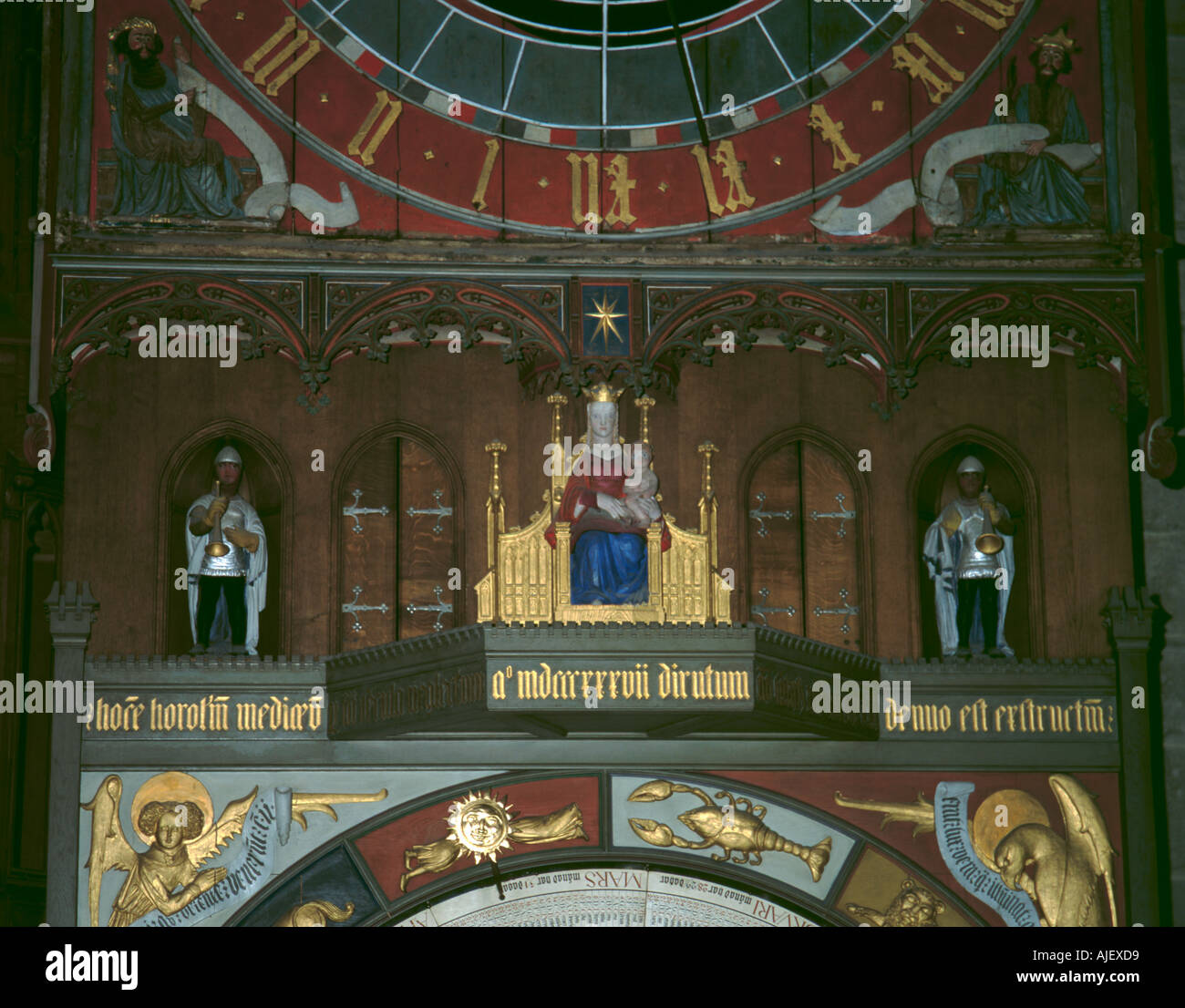 Detail der Jungfrau und Kind und Herolde auf der mittelalterlichen astronomischen Uhr, Lund Domkyrkan ( Kathedrale ), Lund, Skåne, Schweden. Stockfoto
