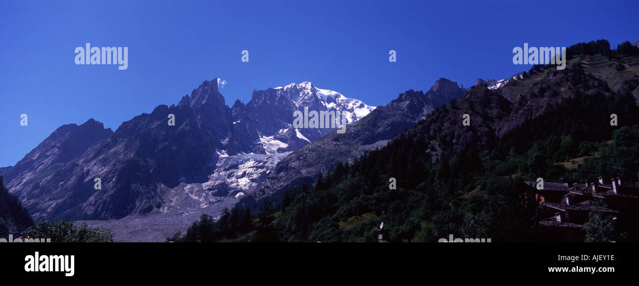 Panorama der Aiguille Noire de Peuterey auf das Mont Blanc Massiv von La Thuile in Italien Stockfoto