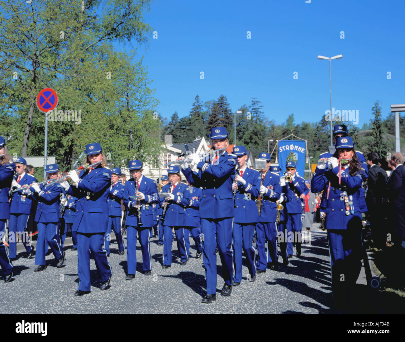 Eine Schule Blaskapelle; 17. Mai (Tag der Verfassung) feiern, Kristiansand, Vest-Agder, Norwegen. Stockfoto
