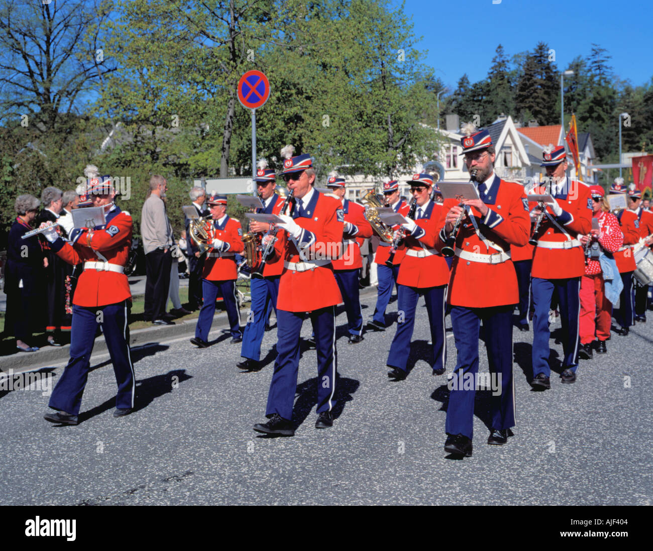 Eine Blaskapelle spielt am 17. Mai (Tag der Verfassung), Kristiansand, Vest-Agder, Norwegen. Stockfoto