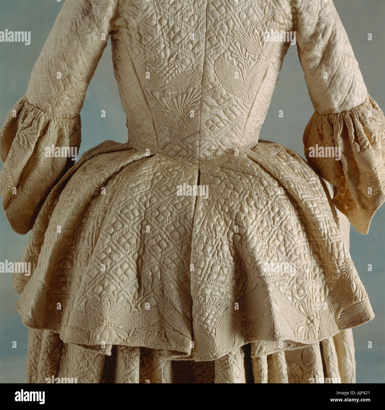 Blick auf die Rückseite einer gesteppten weißen Satin Petticoat C 1745 60 von Snowshill Collection Berrington Hall Reisen Stockfoto