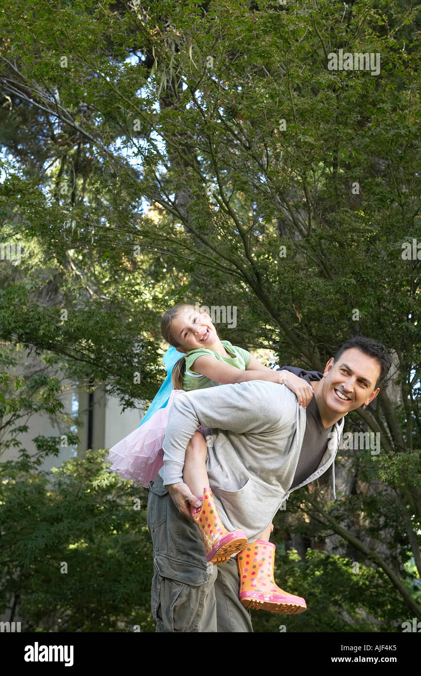 Vater und Tochter Huckepack-Fahrt im park Stockfoto
