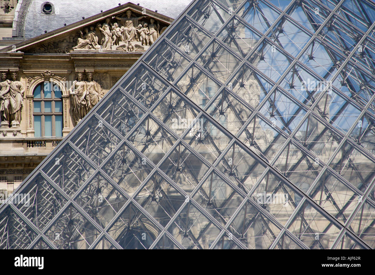 Frankreich Paris Ile De France das Herzstück der Richelieu-Flügel des Musee Du Louvre Museum Kunst Galerie mit der Pyramide Stockfoto