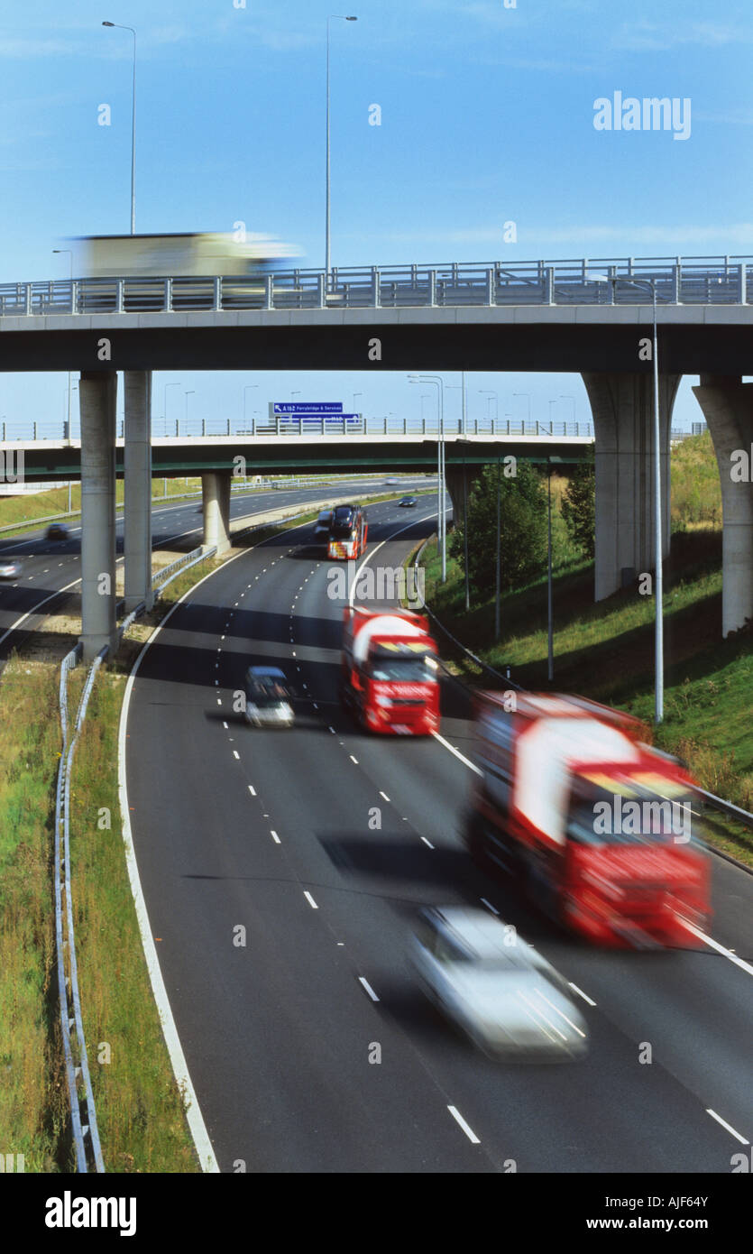 Verkehr auf Autobahn an Holmfield Kreuzung Verknüpfung der A1 M1 und M62 Leeds Yorkshire uk Stockfoto
