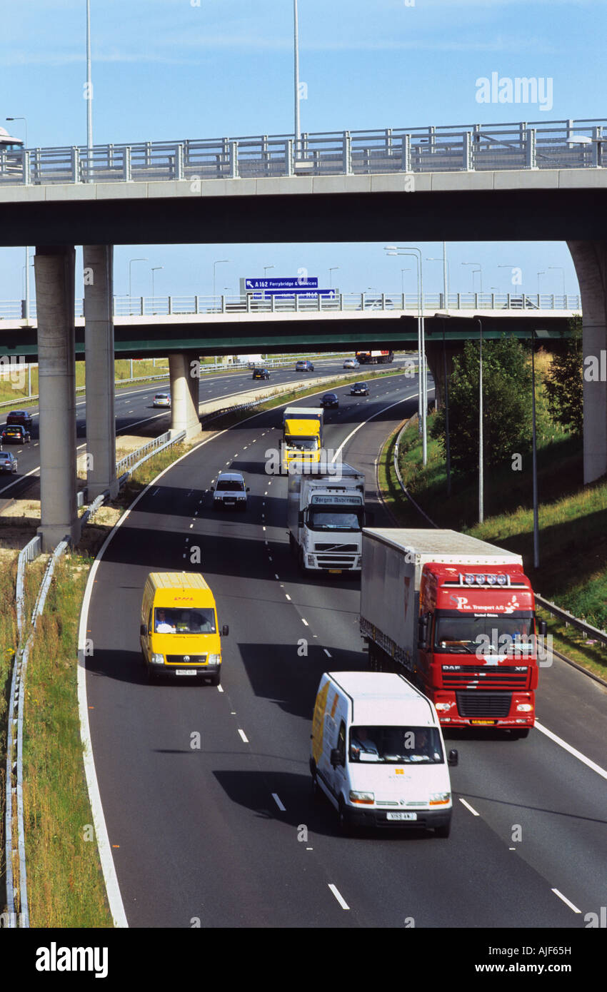 Verkehr auf der Autobahn M62 Verknüpfung der A1 M1 an der Holmfield Kreuzung Leeds Yorkshire uk Stockfoto