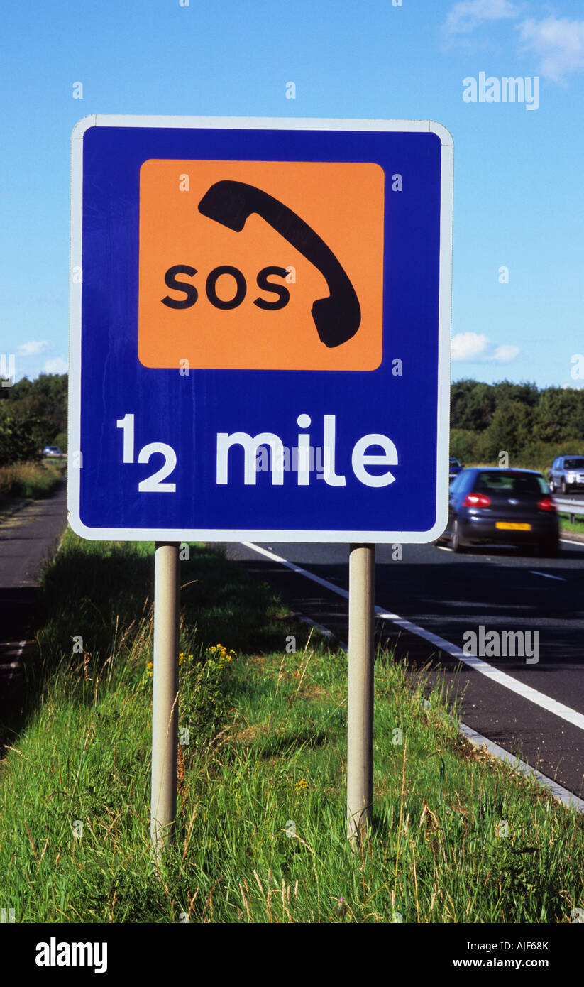 Datenverkehr Zeichen informieren Fahrer von SOS Telefon voraus im Falle einer Panne A64 York Yorkshire UK Stockfoto