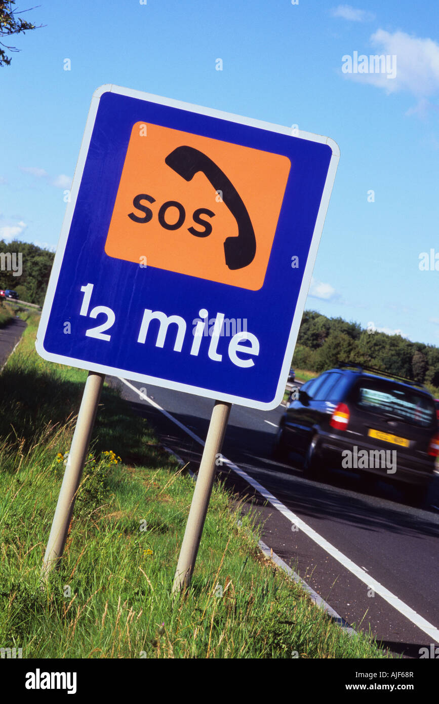 Datenverkehr Zeichen informieren Fahrer von SOS Telefon voraus im Falle einer Panne A64 York Yorkshire UK Stockfoto