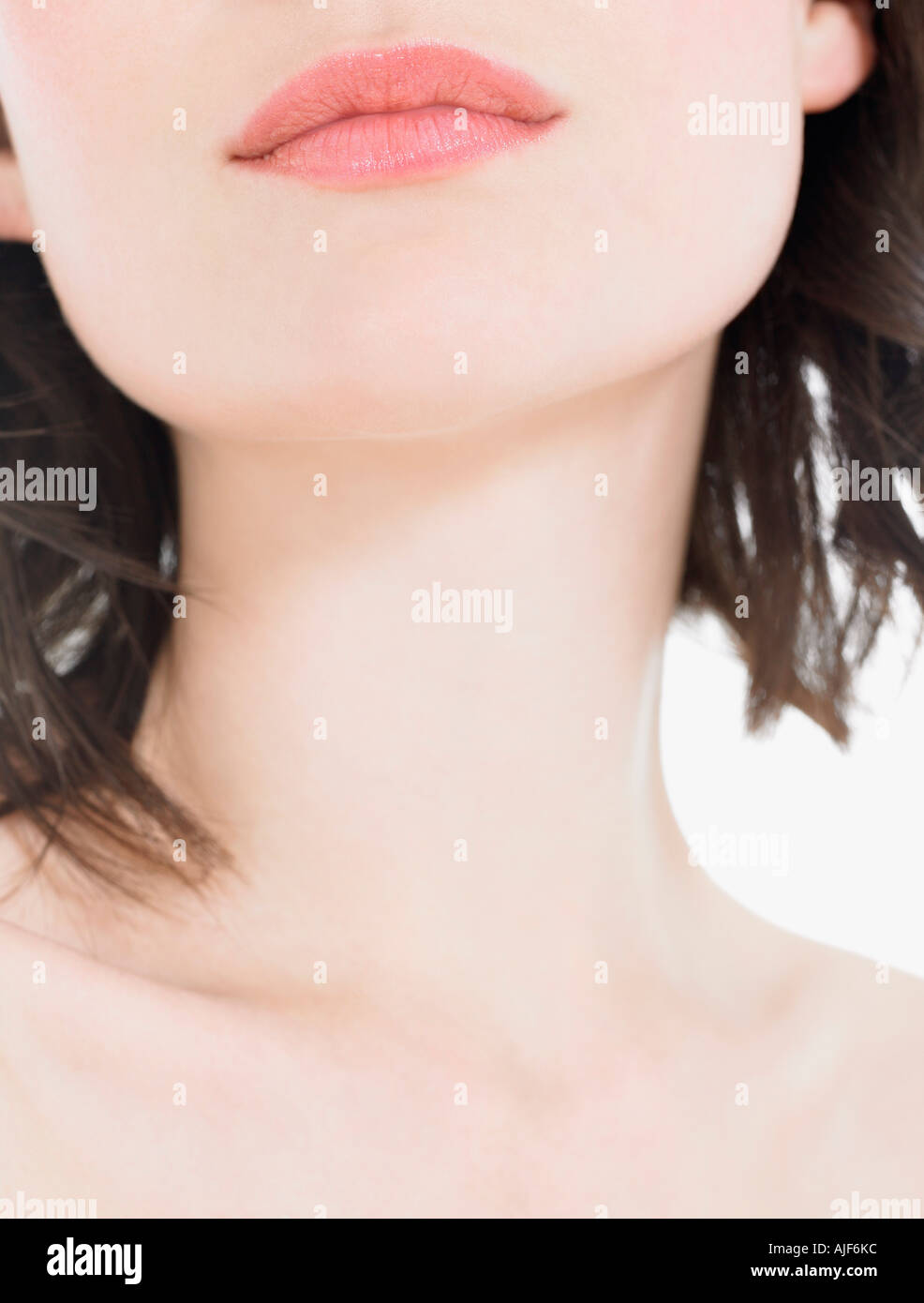 Junge Frau trägt rosa Lippenstift Nahaufnahme von Hals Stockfoto