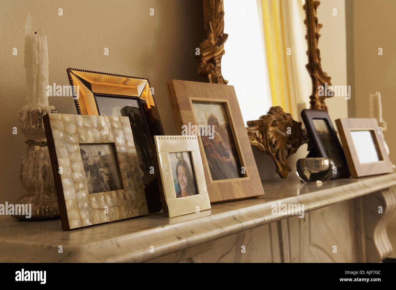 Marmor Kamin Mantel mit gerahmte Bilder und Spiegel Stockfoto